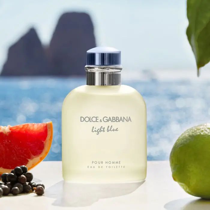 Light Blue de Dolce & Gabbana (Genérico) Frasco de perfume Dolce & Gabbana Light Blue com frutas e mar ao fundo