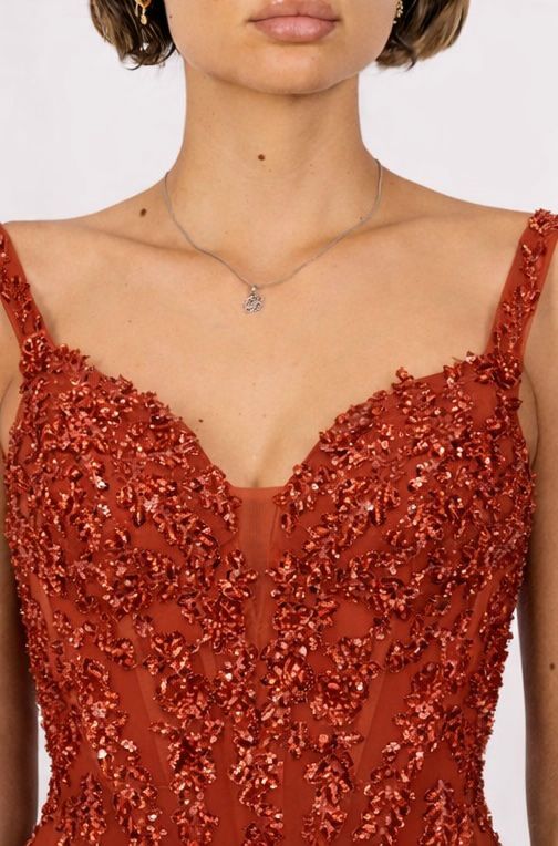 Vestido Brasil Vestido de festa vermelho com bordados e paetês, alças largas e decote em V