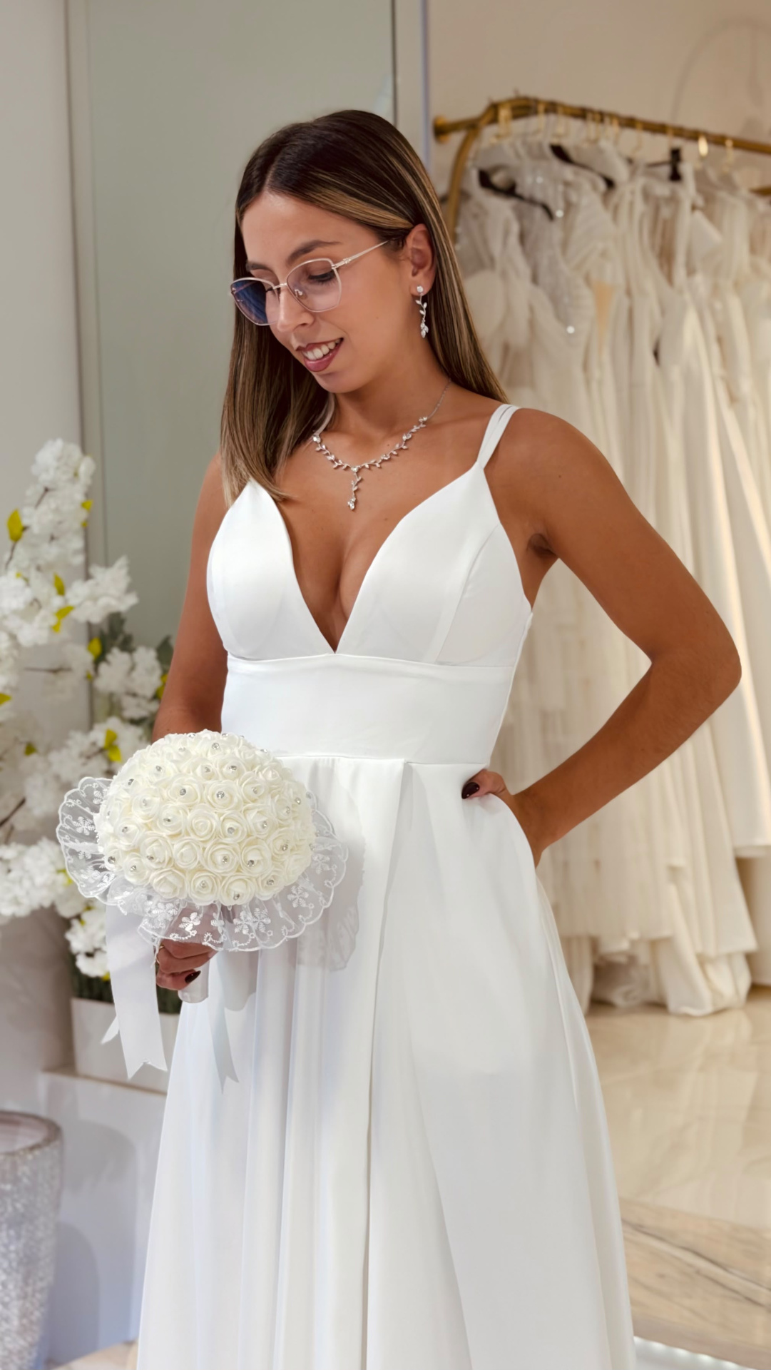 Vestido Muse Noiva Vestido de noiva branco liso com bouquet de flores artificiais e decoração branca