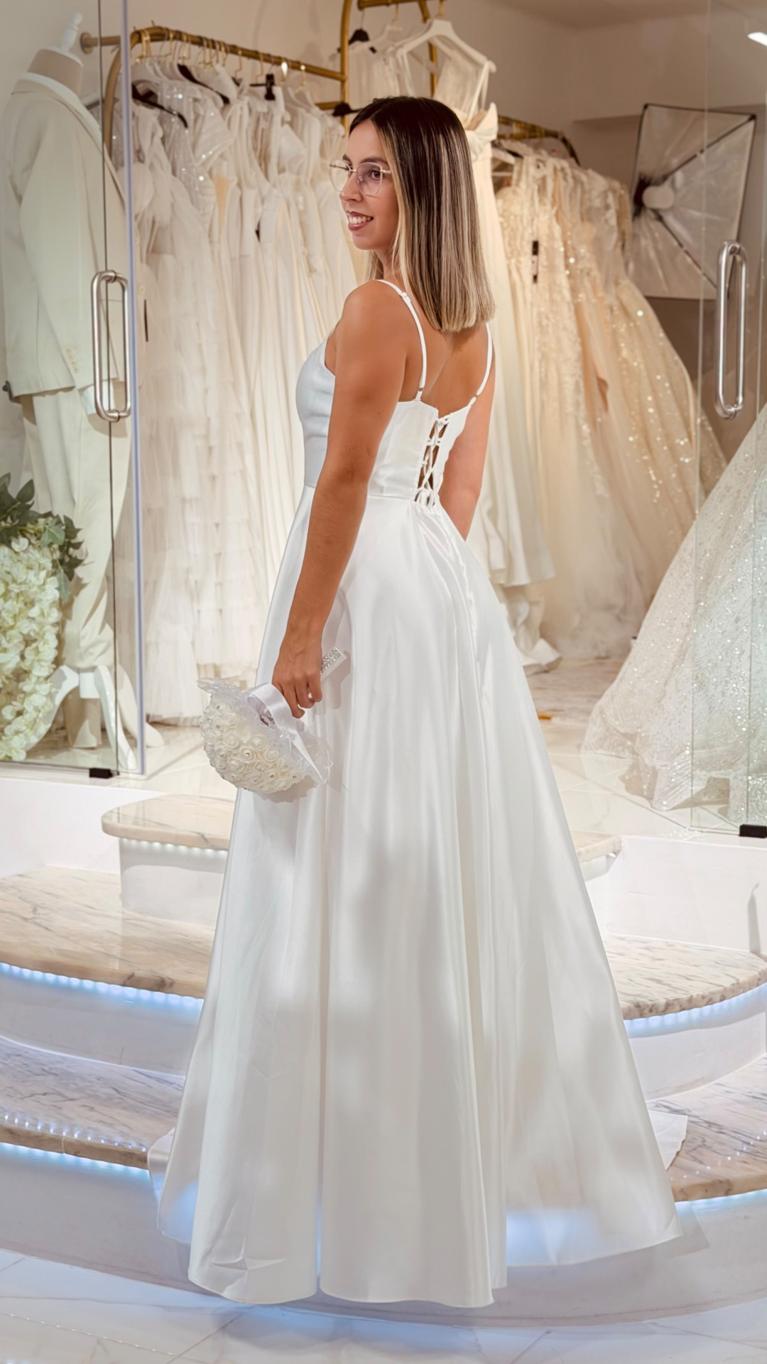 Vestido Helene Noiva Vestido de noiva branco de cetim com alças finas e fecho de renda nas costas