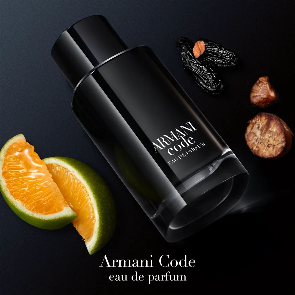 Armani Code de Giorgio Armani (Genérico) Frasco de perfume Armani Code com frutas e sementes em fundo escuro
