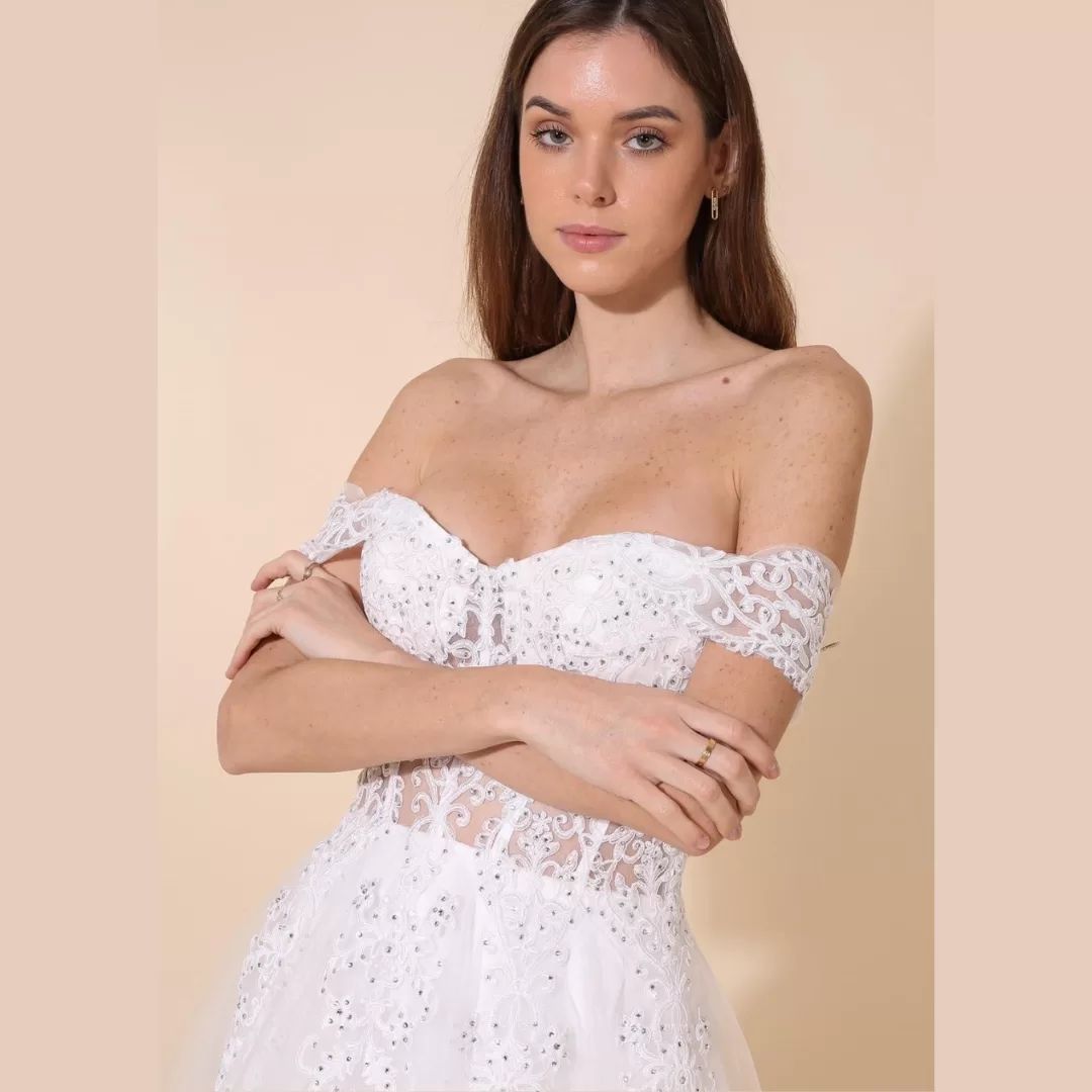 Vestido Bride XLSize Vestido branco de festa com padrão em renda e detalhes brilhantes, decote ombro a ombro