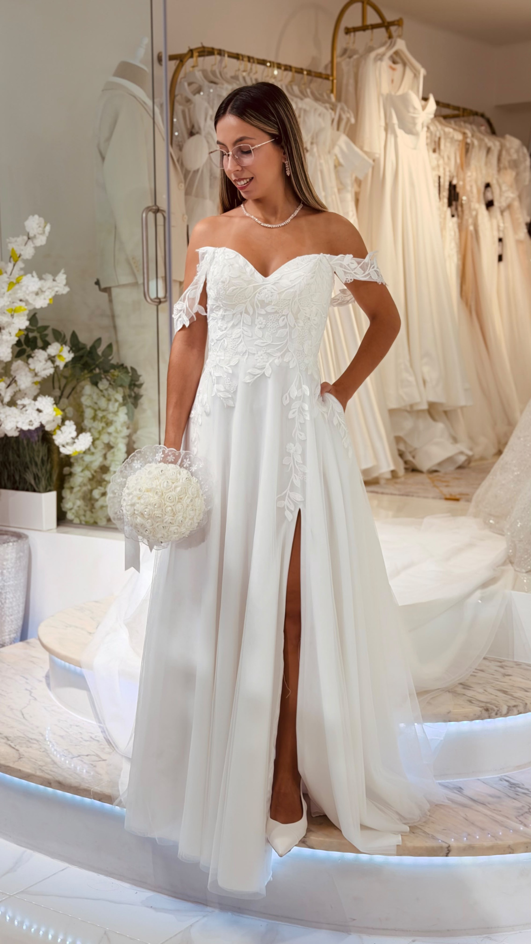 Vestido Amarílis Vestido de noiva branco com aplicações de renda floral e racha na saia