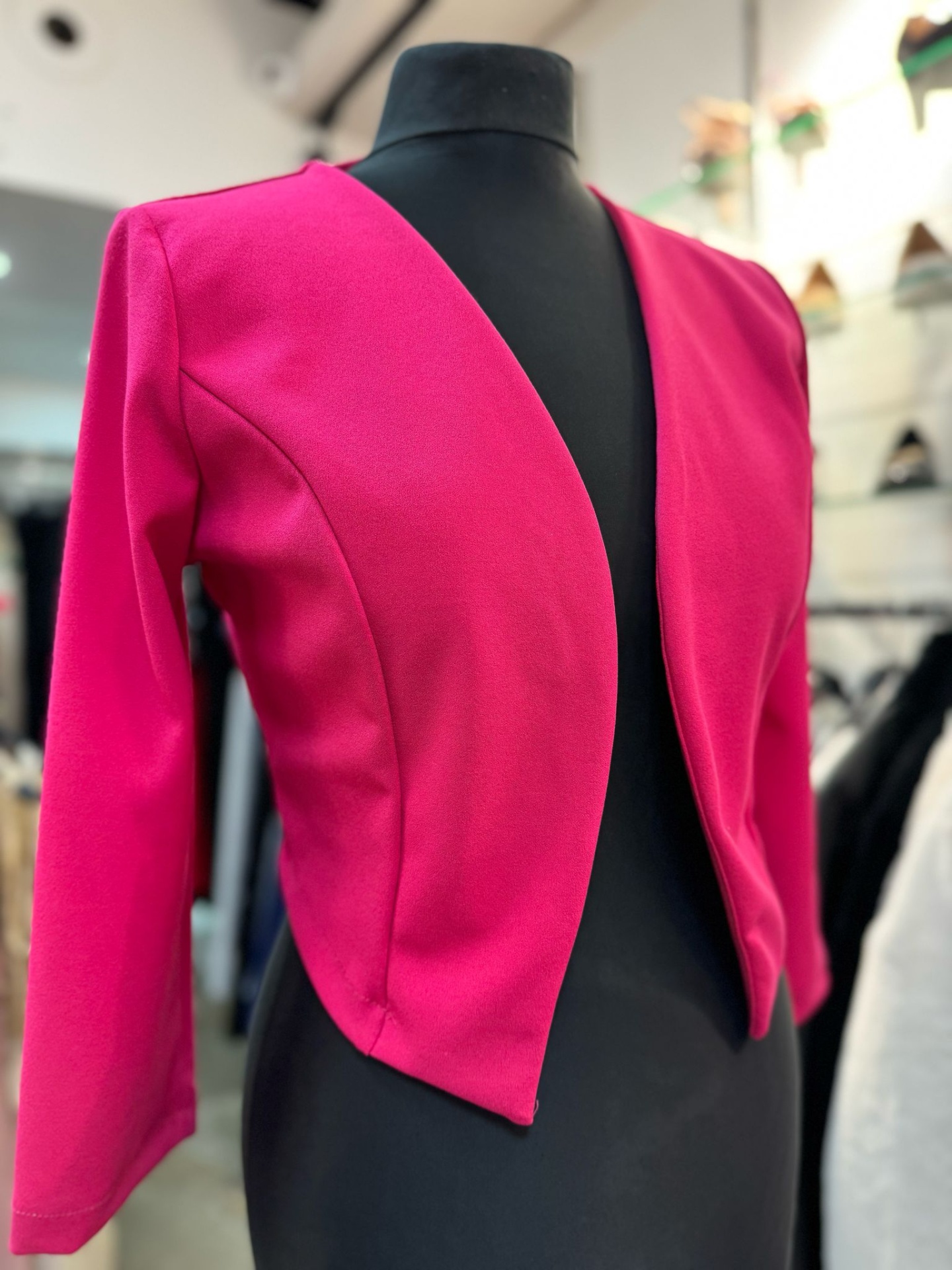 Bolero Simply Blazer feminino rosa em tecido liso com corte assimétrico em manequim preto