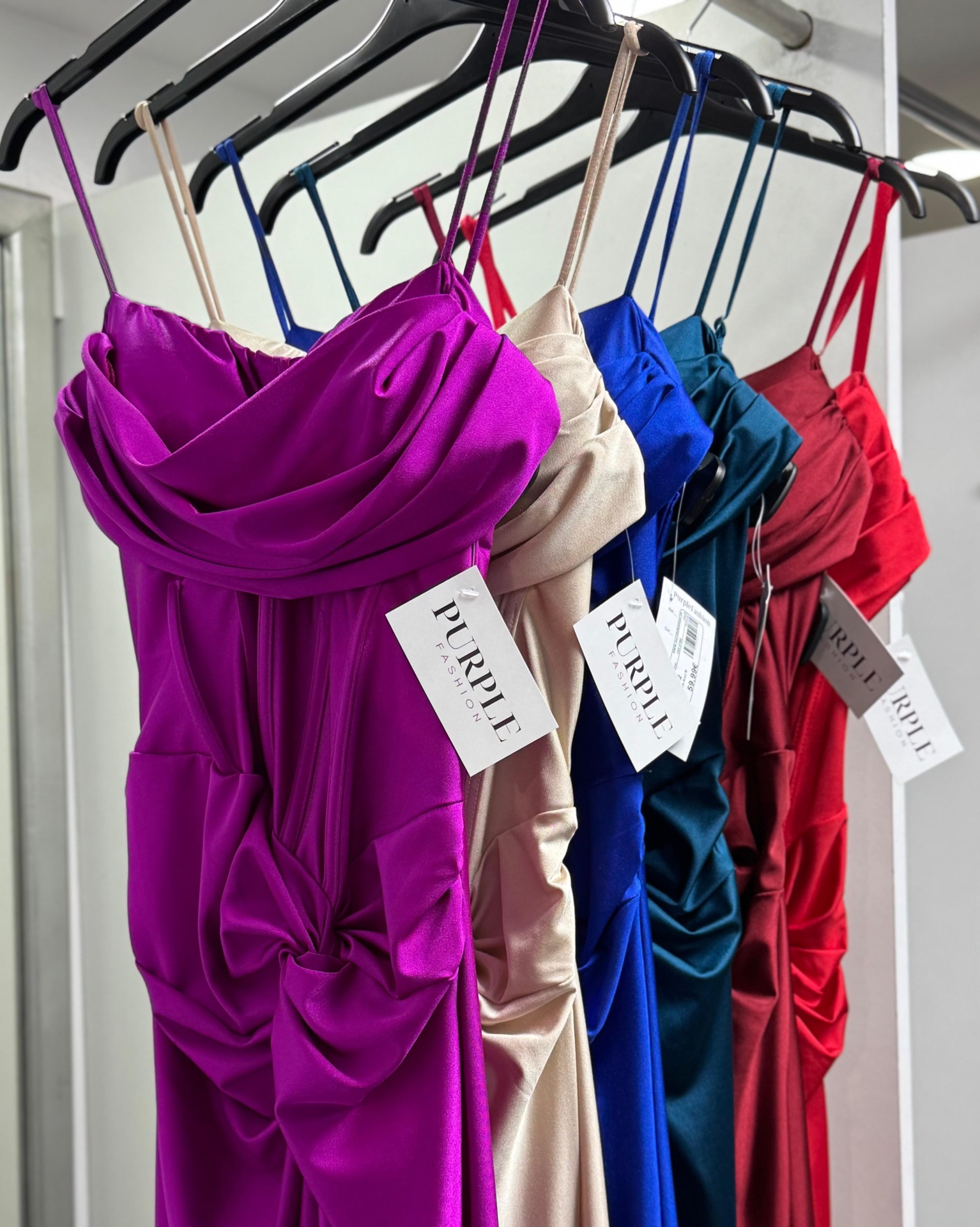 Vestido Samara Vestidos coloridos acetinados com alças finas em cabides