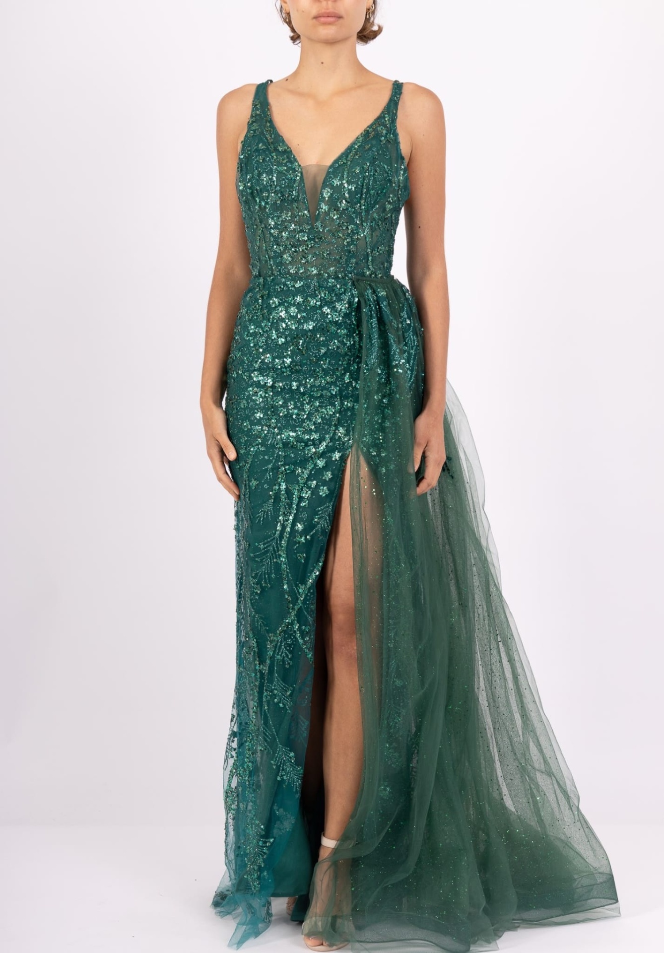 Vestido Raquel Brilho c/ Cauda Vestido verde esmeralda com brilho e tule transparente, decote em V e fenda frontal.