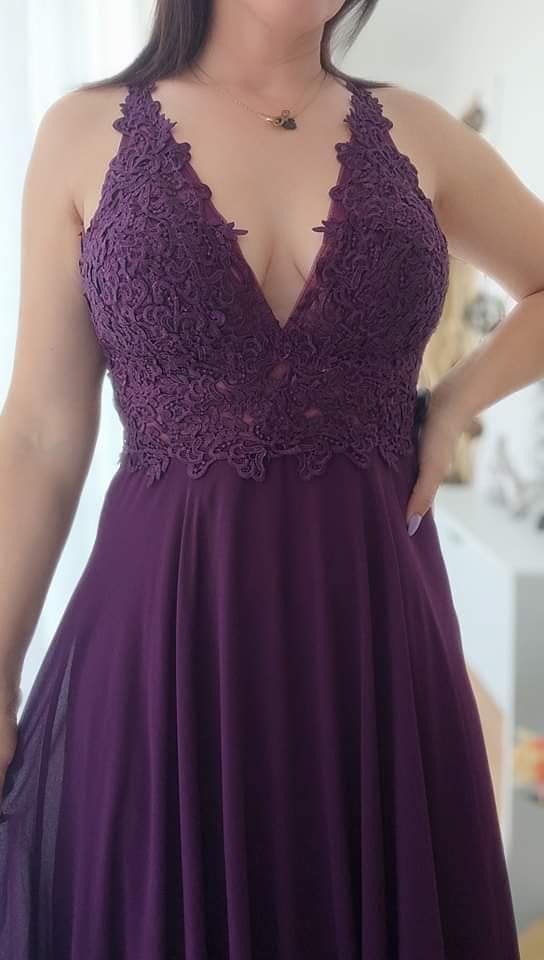 Vestido Diana Vestido roxo com renda texturizada e decote em V