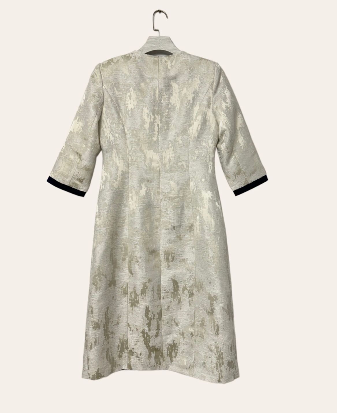 Conj. Lautinel (Blazer Comprido e Vestido) Vestido comprido cinzento e bege com manga 3/4 e barra preta nas mangas.