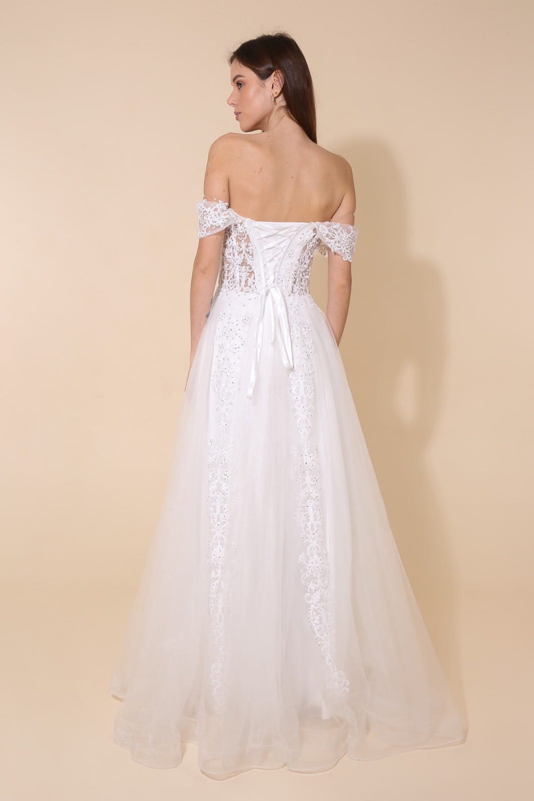 Vestido Bride XLSize Vestido branco de noiva com detalhes em renda e ombros descobertos visto de costas