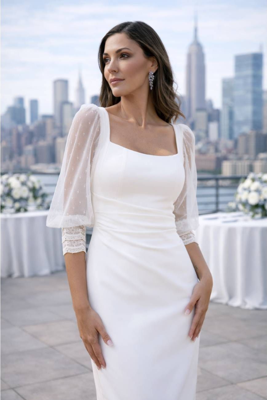 Vestido Luisa Nala Bege Mulher com vestido branco de mangas transparentes em ambiente ao ar livre urbano