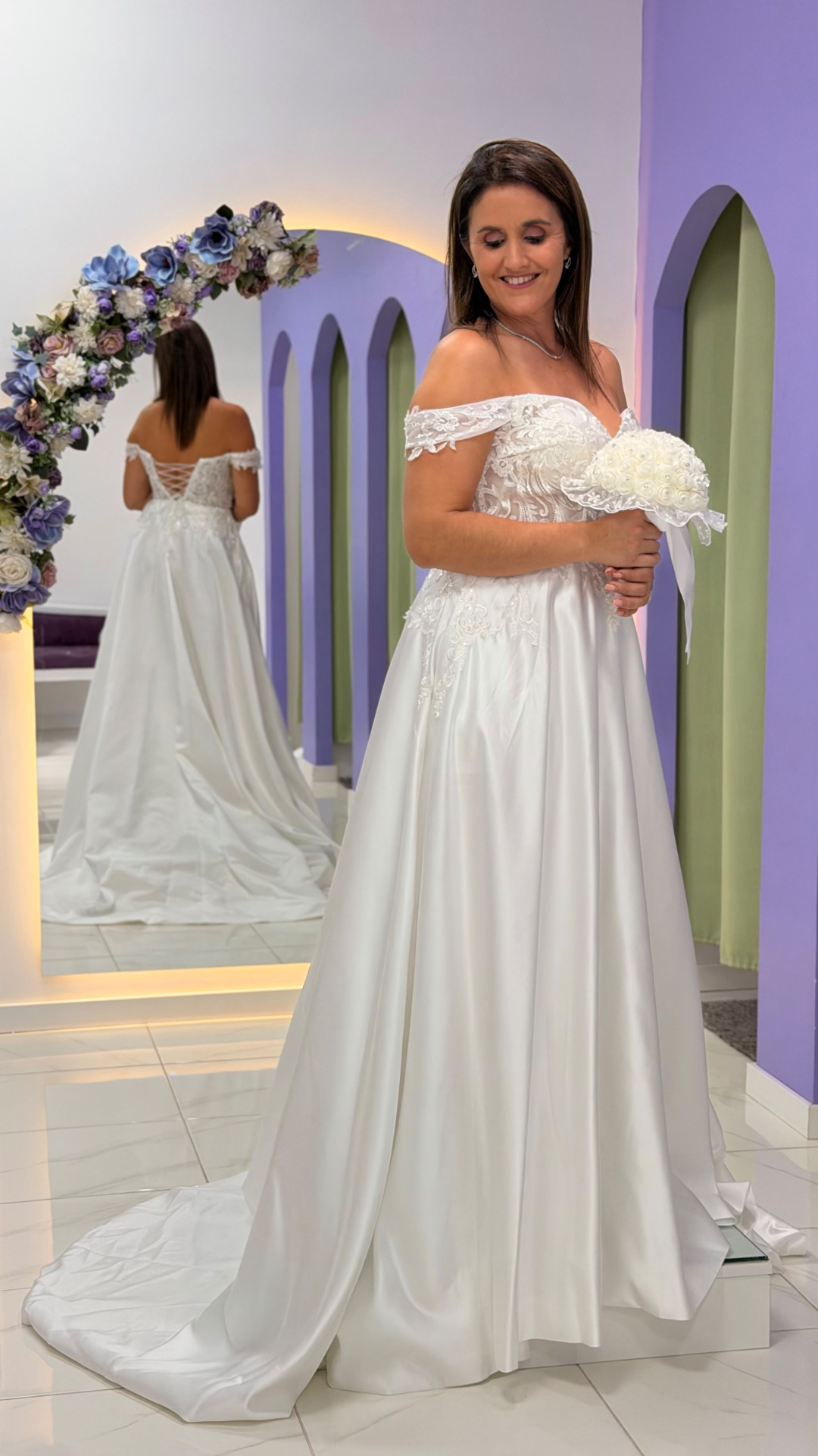 Vestido Amour Glamour Vestido de noiva branco com renda e cauda