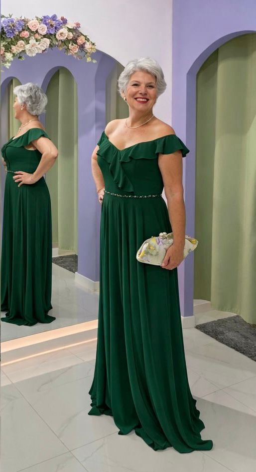 Vestido Nataly Vestido longo verde com decote ombro a ombro e detalhes brilhantes