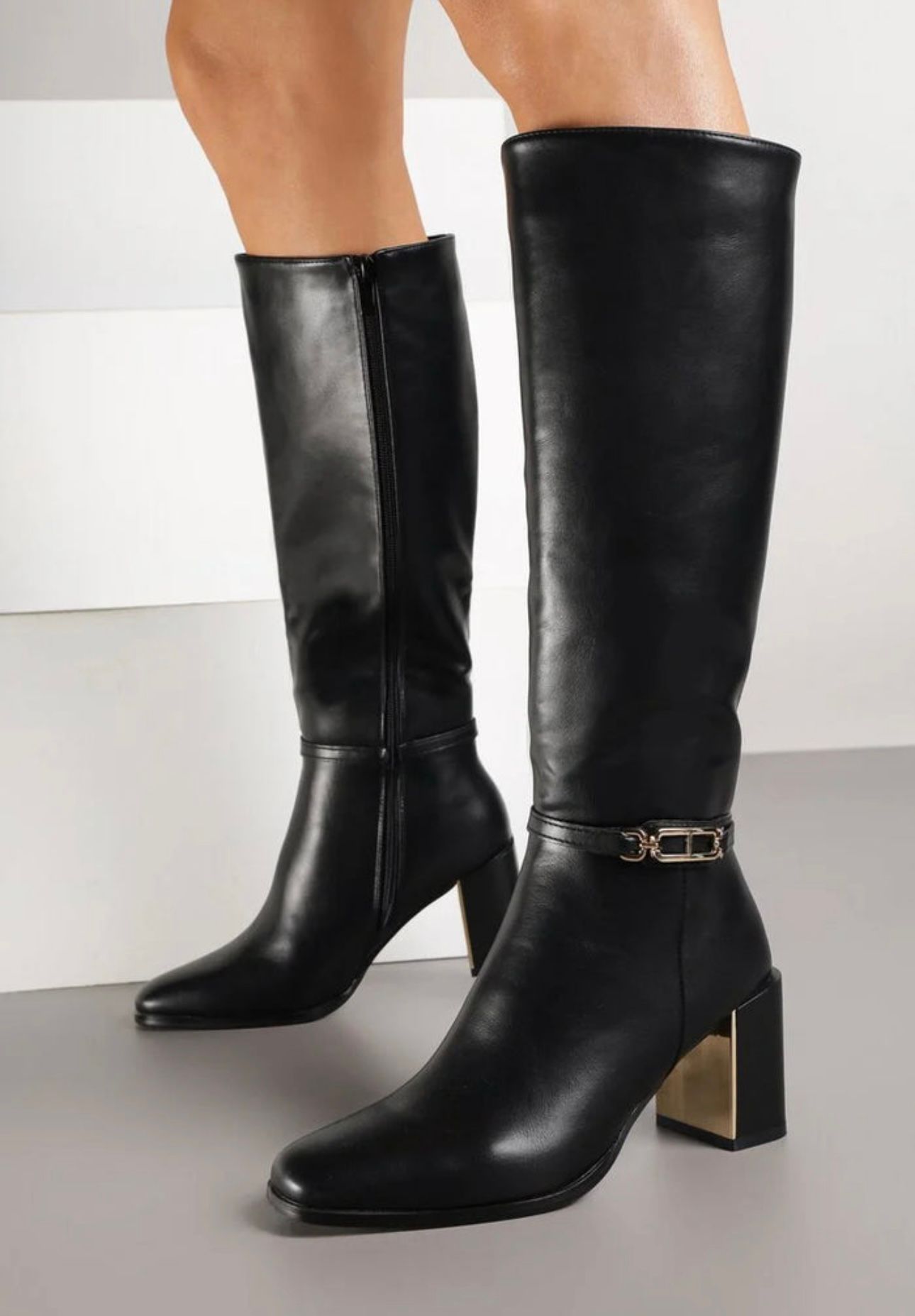Bota Cano Alto C/ Fivela Botas pretas de salto médio com fivela dourada