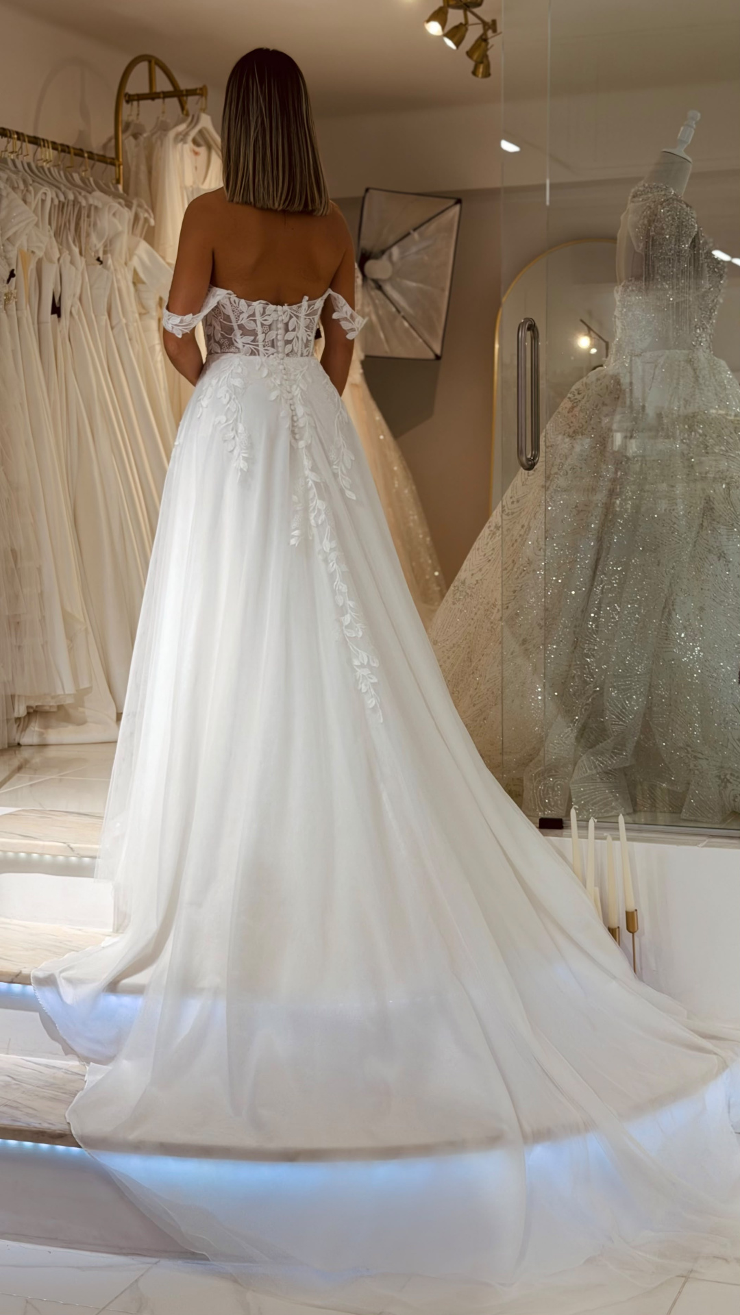 Vestido Amarílis Vestido de noiva branco com bordados florais e corpete transparente vista de costas