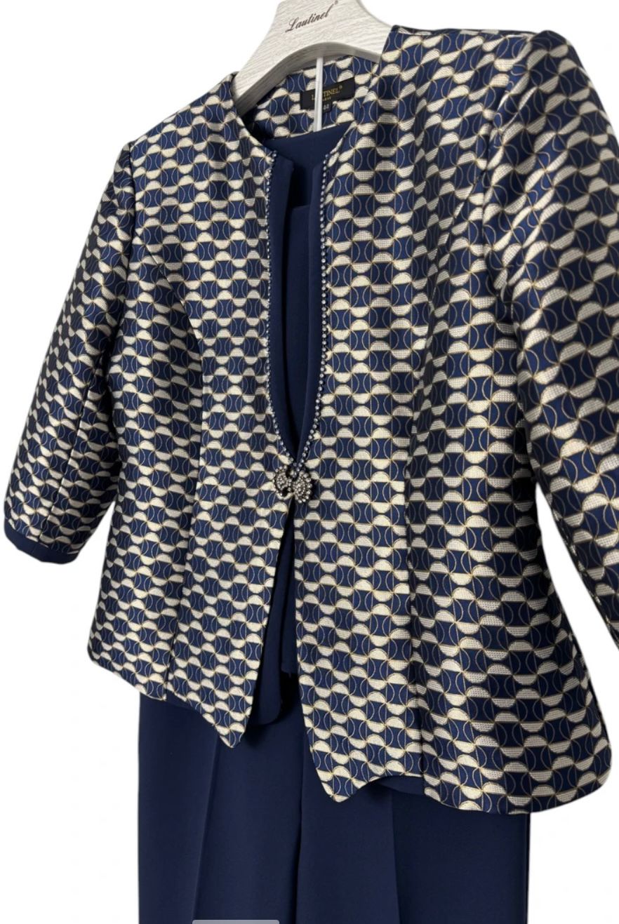 Conj. Lautinel 3 Peças (Calça, Blusa e Blazer) Casaco feminino azul com padrão geométrico bege em cabide branco