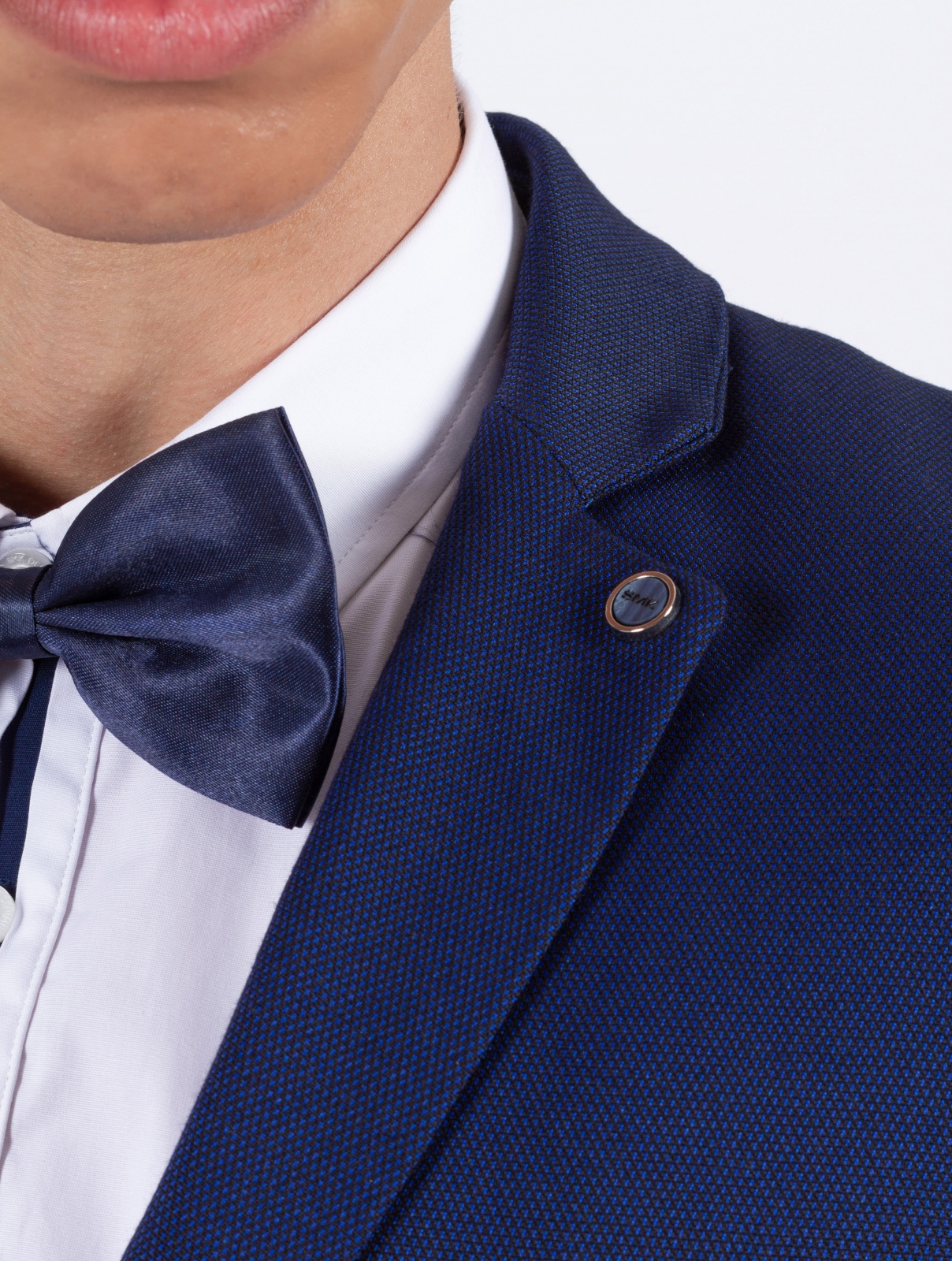 BLAZER SMK BLUE REFLECTIO Detalhe de fato azul escuro com gravata borboleta azul e camisa branca