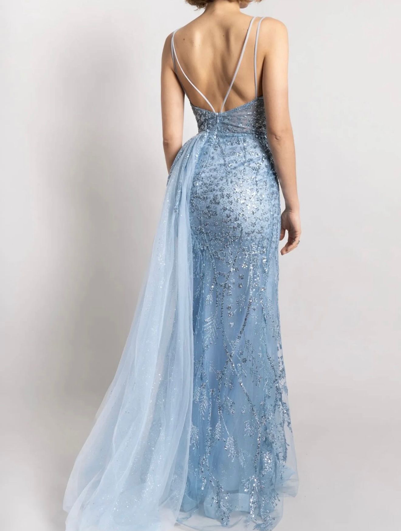 Vestido Raquel Brilho c/ Cauda Vestido de festa azul claro com detalhes brilhantes e alças finas