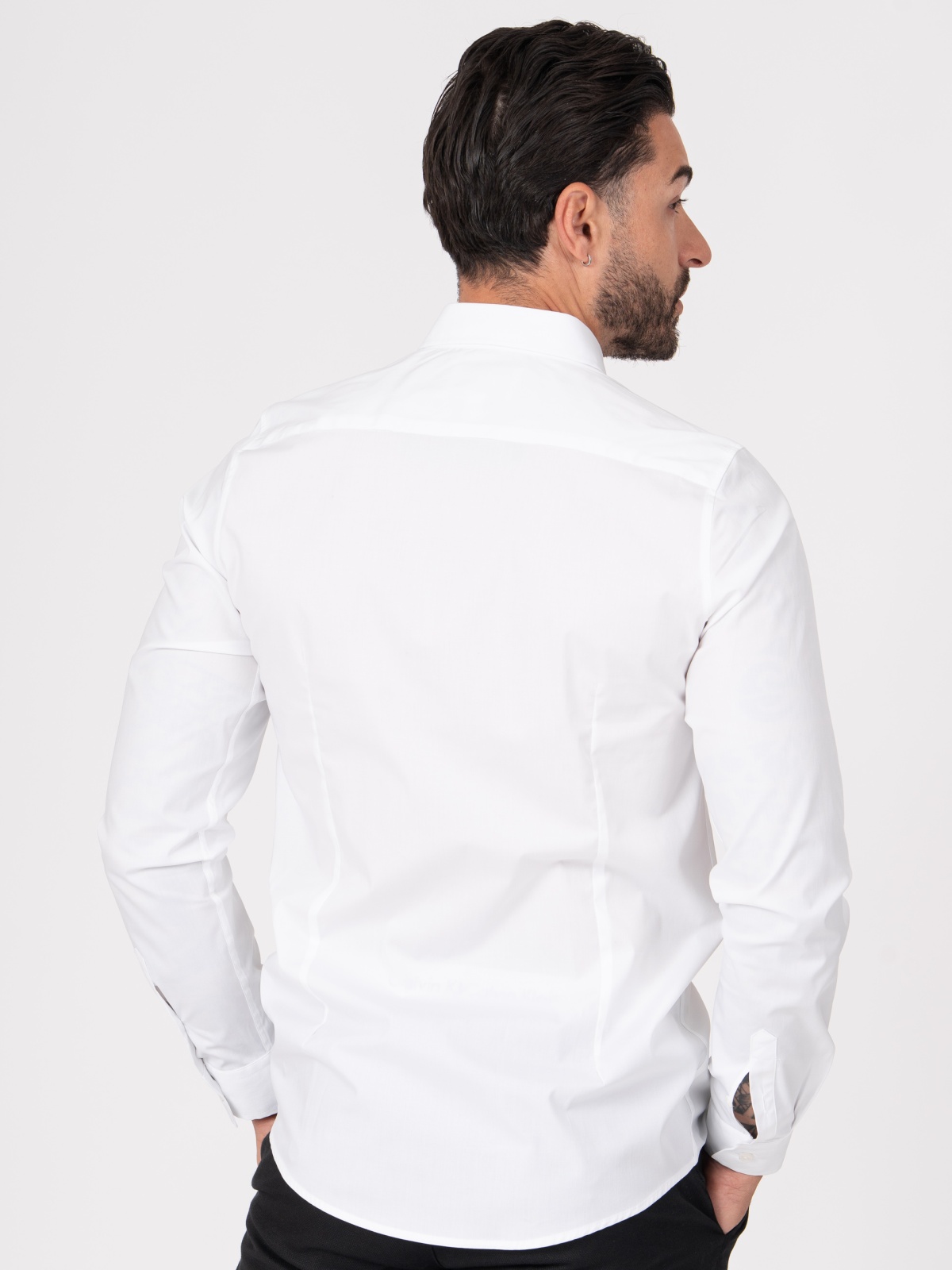 Camisa SMK Básica Bordada Camisa branca de manga comprida vista pelas costas em modelo masculino