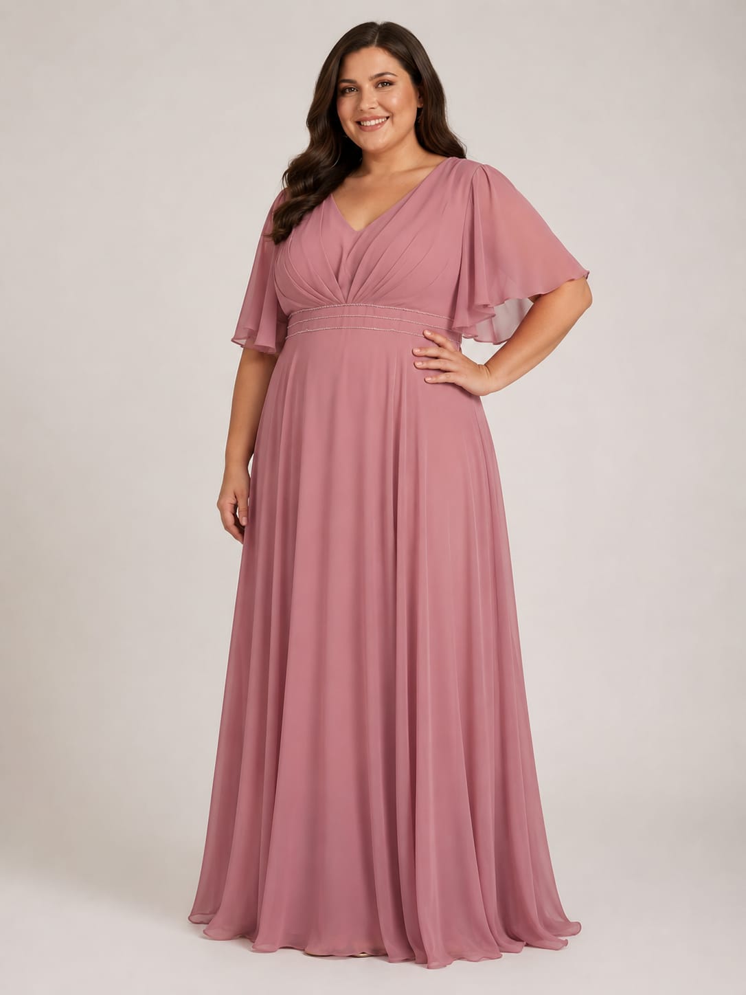 Vestido Eclipse Modelo com vestido longo rosa de tecido fluido e mangas curtas amplas
