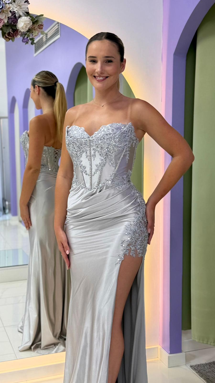 Vestido Valéria Vestido prateado de cerimónia com corpete bordado e racha lateral