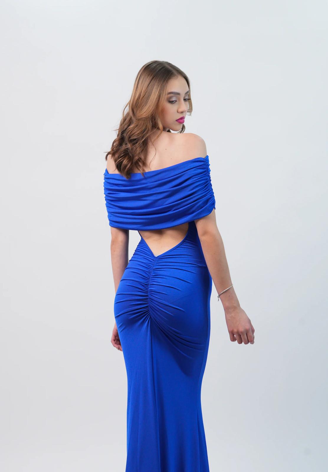 Vestido Camila Vestido azul royal longo com decote ombro a ombro e detalhe franzido nas costas