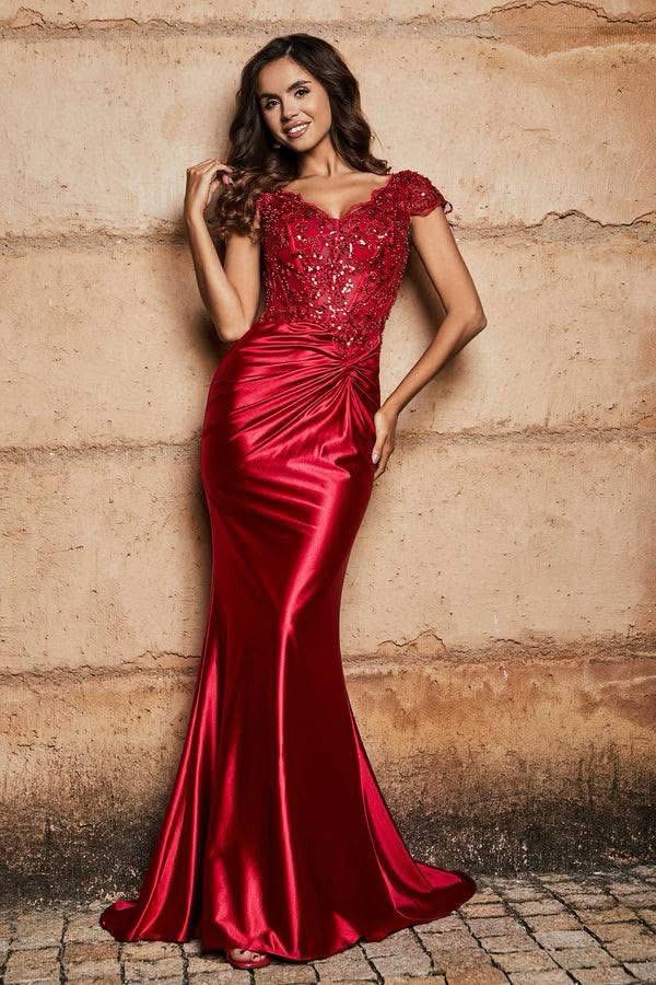 Vestido Raquel Plus Size Vestido de noite vermelho com renda e cetim, usado por mulher em fundo rústico