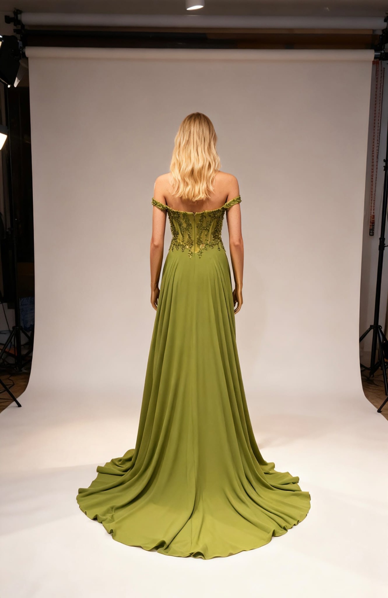 Vestido Brasil Vestido de noite verde oliva com detalhes bordados visto de costas em estúdio