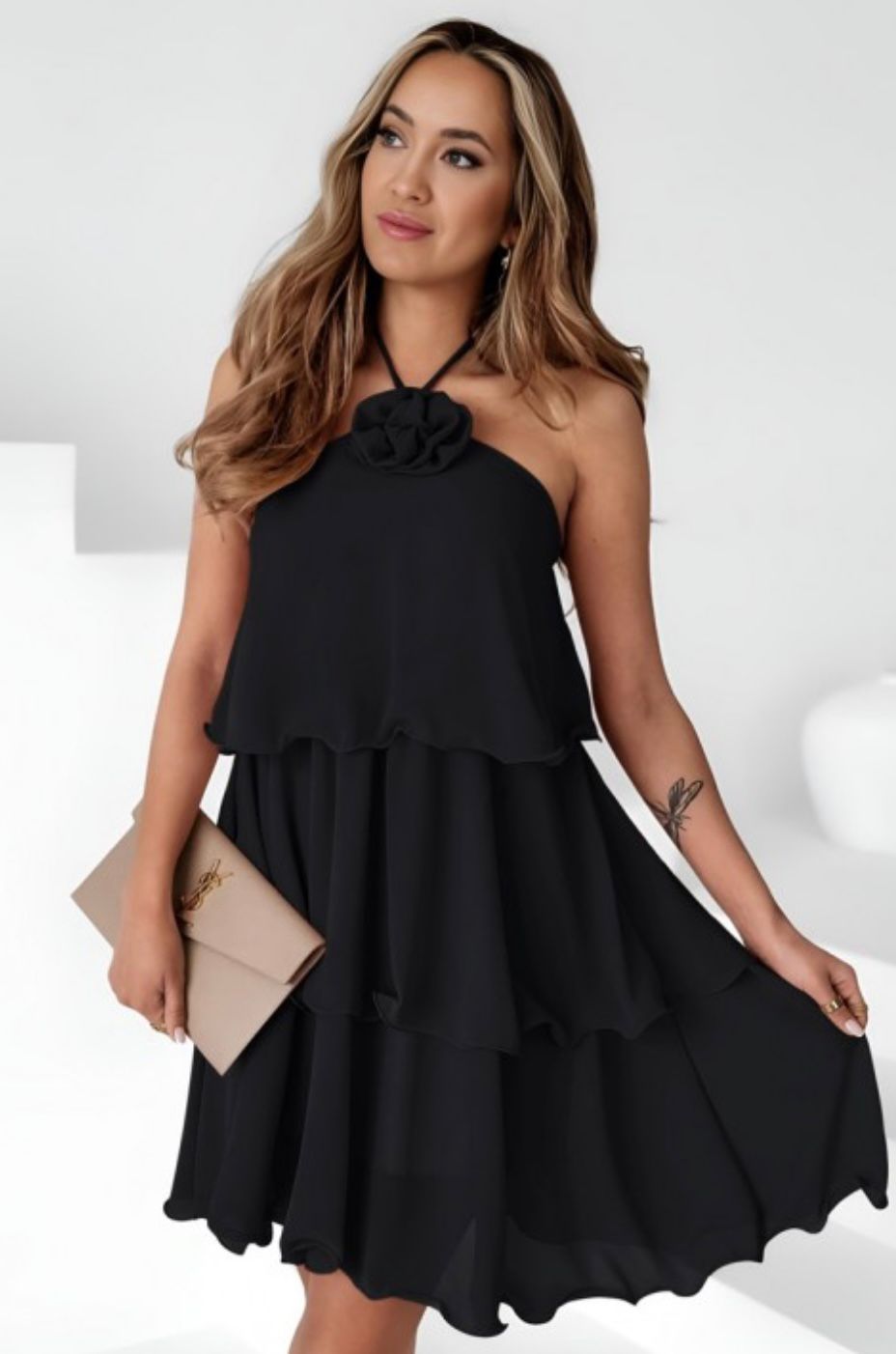 Vestido Chifon Flor Vestido preto feminino de três camadas com aplicação floral no pescoço e carteira bege