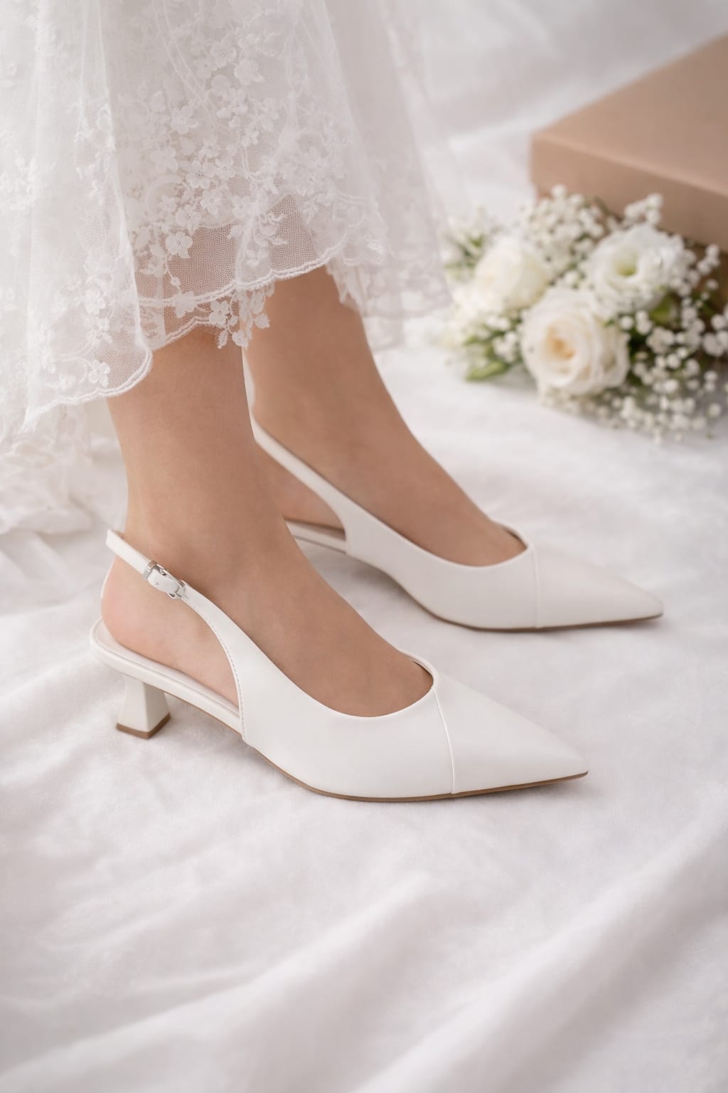 Sapato Slingback Branco Sapatos femininos brancos em couro com salto baixo quadrado e tira slingback