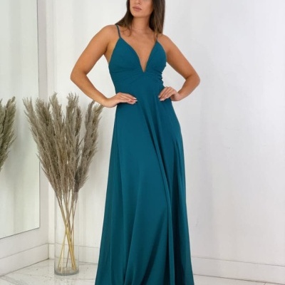 Vestido longo azul-petróleo com alças finas e decote profundo em V