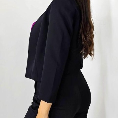 Blazer feminino preto de tecido liso com comprimento curto e mangas 3/4