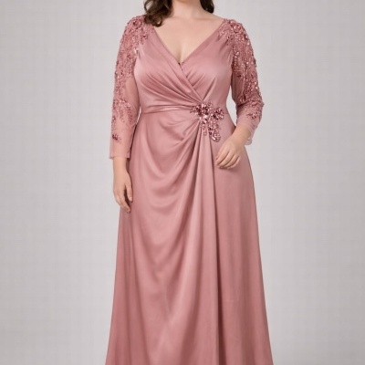 Vestido comprido rosa com mangas em tule bordado e detalhe de flores na cintura.