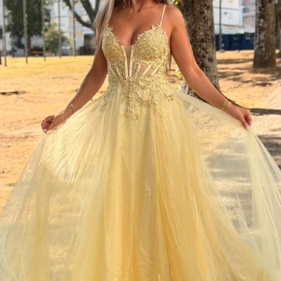 Vestido formal amarelo claro em tule com corpete rendado e alças finas