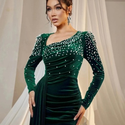 Vestido verde de veludo com pérolas e mangas compridas