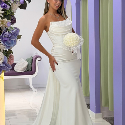 Vestido de noiva branco sem alças com bouquet e flores decorativas ao redor