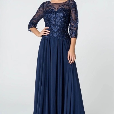 Vestido longo azul com renda e mangas transparentes.