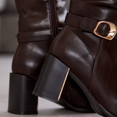 Botas castanho escuro em pele com salto alto quadrado preto e fivela dourada