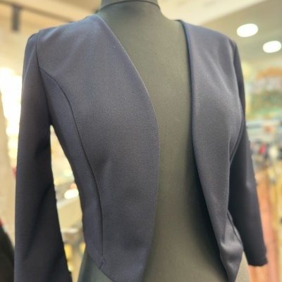 Blazer feminino azul escuro em manequim preto