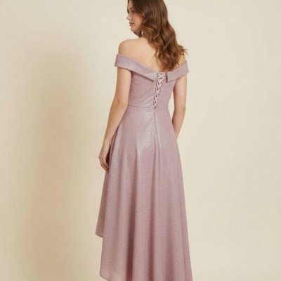 Vestido longo rosa claro com decote ombro a ombro e laçada nas costas