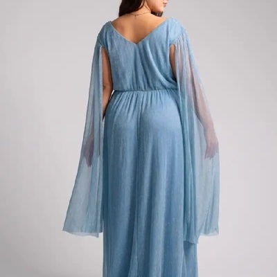Vestido comprido azul claro com mangas longas translúcidas e cintura franzida