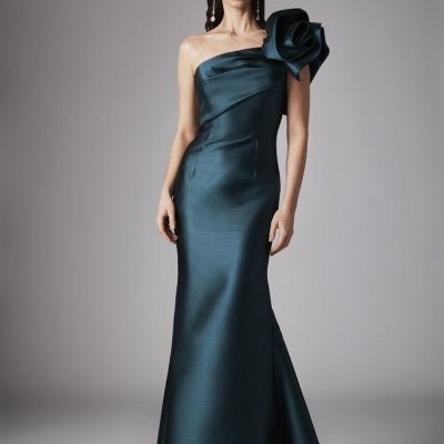 Vestido de noite azul escuro com flor grande no ombro direito