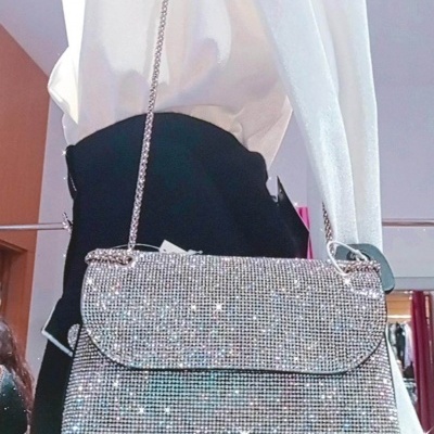 Mala de ombro prateada com strass brilhante e corrente metálica
