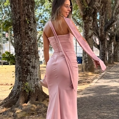 Vestido comprido rosa claro com alças largas e fita longa