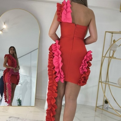 Vestido curto vermelho com folhos vermelhos e cor-de-rosa e saltos altos rosa