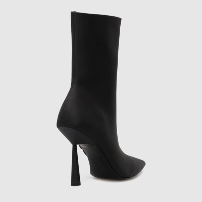 Bota preta de salto alto e cano médio