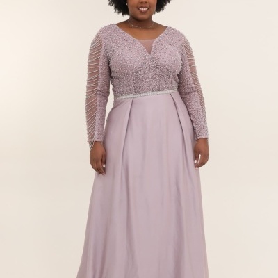 Vestido longo lilás com corpete bordado e mangas transparentes