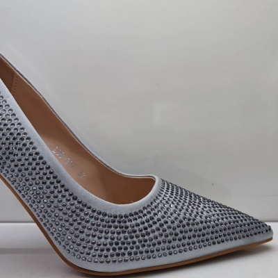 Sapato de salto alto prateado com padrão de pontos e interior bege