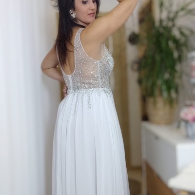 Vestido longo branco com corpo transparente e detalhes em pedraria