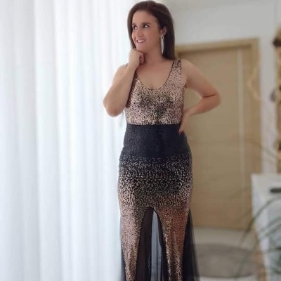 Vestido longo animal print com faixa preta e saia transparente com fenda