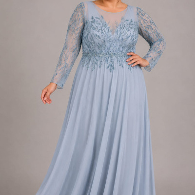 Vestido de festa azul claro com bordados e mangas transparentes